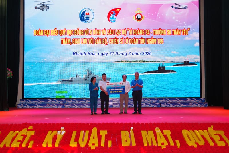 Quỹ học bổng Vừ A Dính tiếp sức cho con gia đình quân nhân Lữ đoàn 189