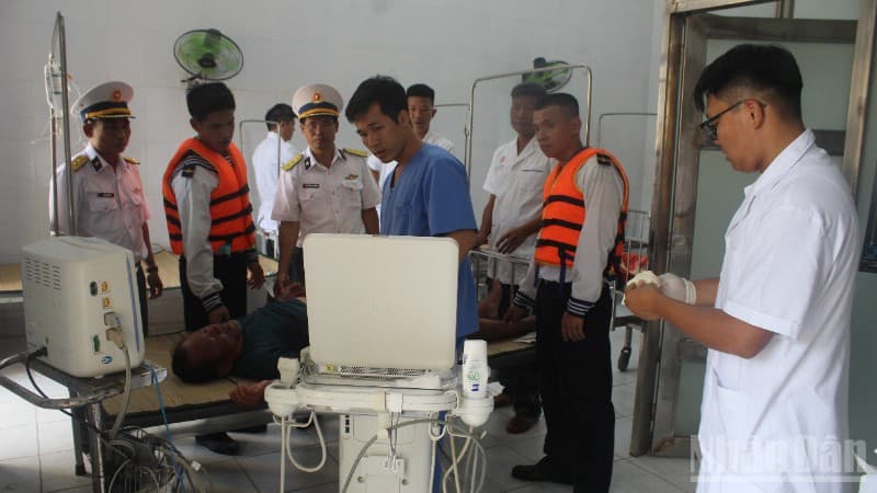 Cấp cứu kịp thời ngư dân bị tai biến giảm áp trên vùng biển Trường Sa