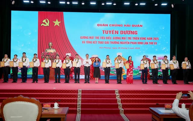 Tuyên dương, trao thưởng các gương mặt trẻ tiêu biểu Hải quân năm 2025