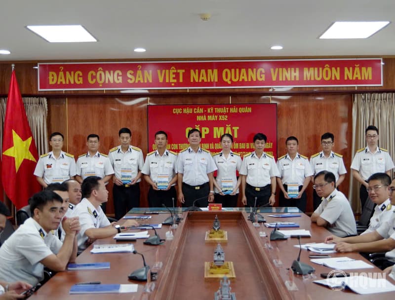 Nhà máy X52 thăm, tặng quà các gia đình chính sách