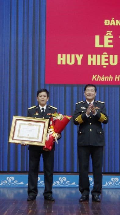 Đảng bộ Nhà máy X52 tổ chức Lễ trao tặng Huy hiệu 30 năm tuổi Đảng