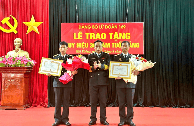 Đảng bộ Lữ đoàn 169 tổ chức trao tặng Huy hiệu 30 năm tuổi Đảng