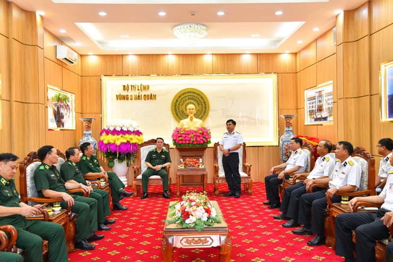 Đoàn công tác Bộ Tư lệnh Bộ đội Biên phòng thăm Vùng 5 Hải quân