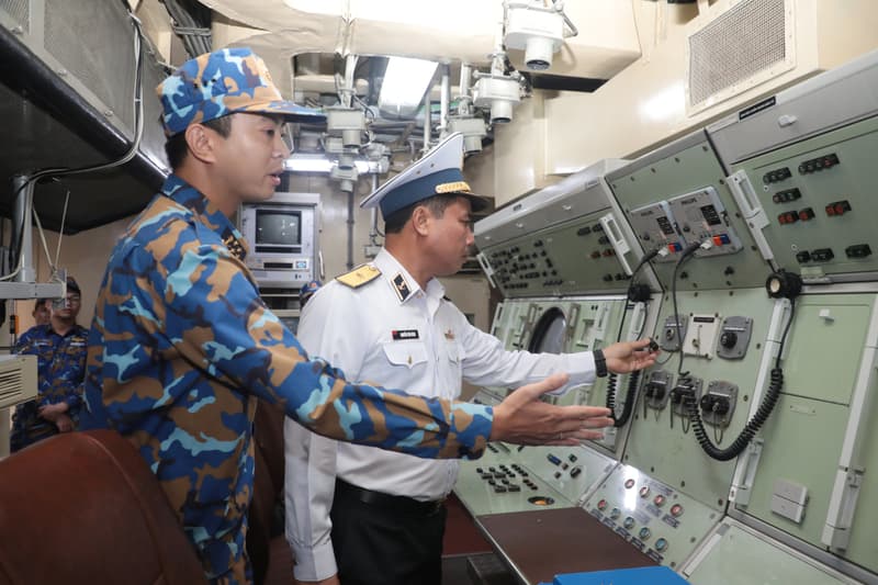 Phó Tư lệnh, Tham mưu trưởng Hải quân kiểm tra tiến độ sửa chữa Tàu 20