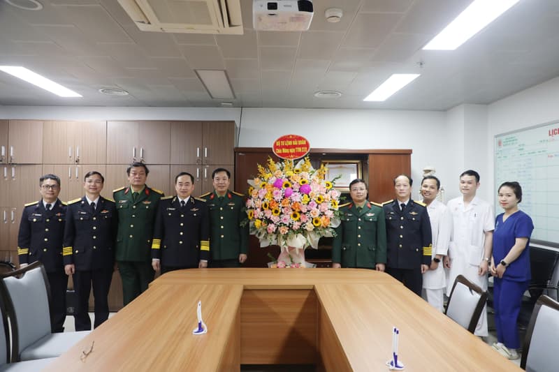 Quân chủng Hải quân chúc mừng y bác sĩ Bệnh viện 108