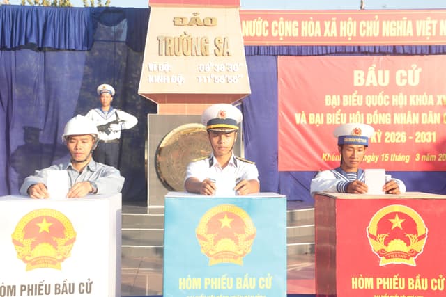 Hân hoan ngày hội bầu cử ở Trường Sa