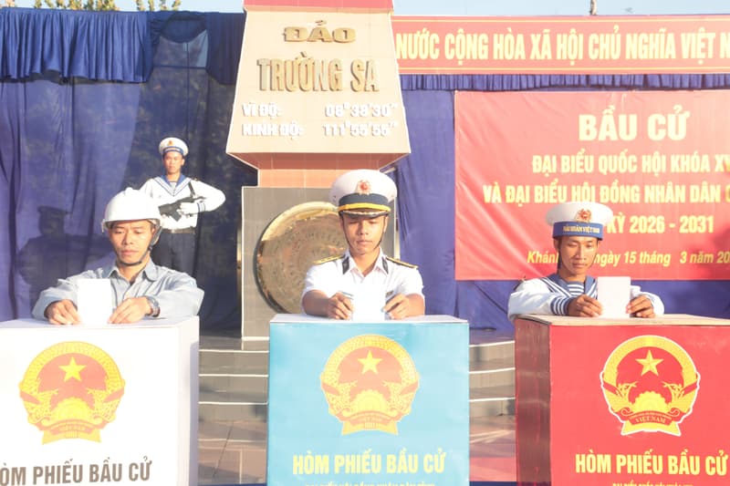 Hân hoan ngày hội bầu cử ở Trường Sa