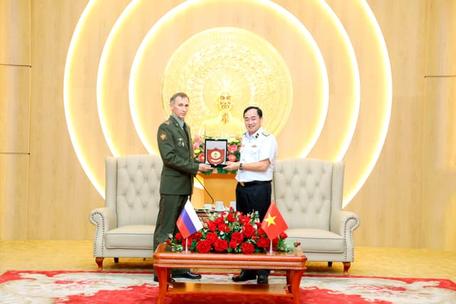 Tư lệnh Hải quân Việt Nam tiếp Tùy viên Quốc phòng Liên bang Nga