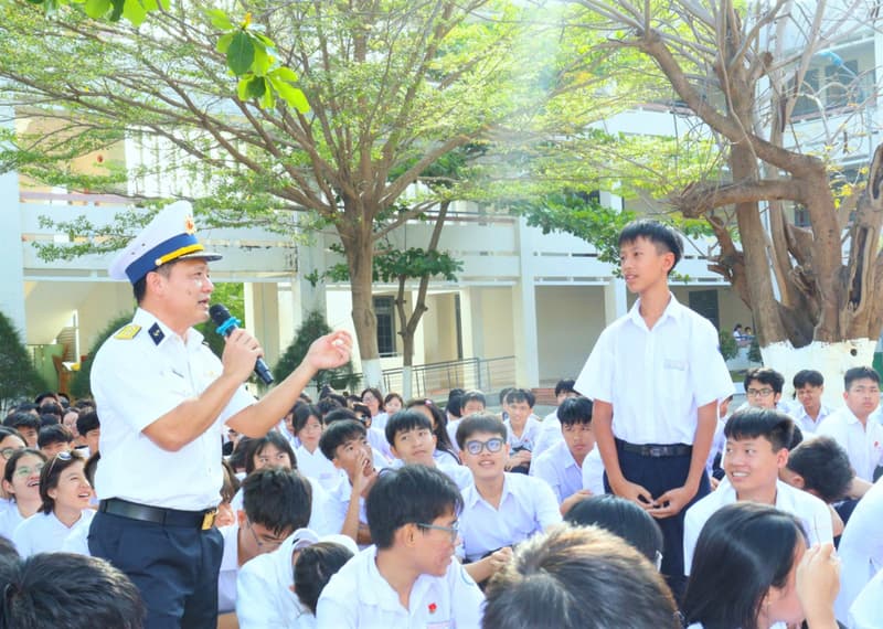 Hơn 1.000 giáo viên, học sinh nghe tuyên truyền về biển đảo