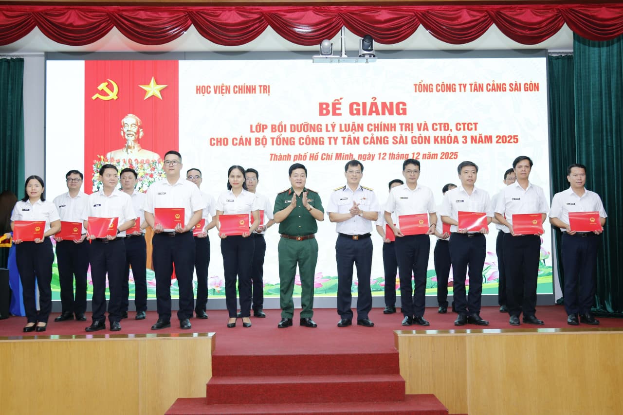 Bế giảng lớp bồi dưỡng lý luận chính trị và công tác đảng, công tác chính trị tại Binh đoàn 20