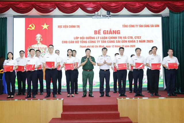 Bế giảng lớp bồi dưỡng lý luận chính trị và công tác đảng, công tác chính trị tại Binh đoàn 20