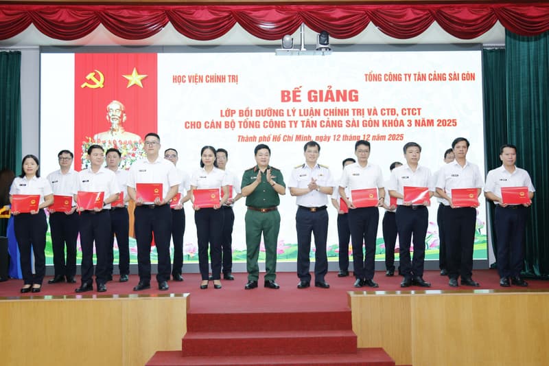 Bế giảng lớp bồi dưỡng lý luận chính trị và công tác đảng, công tác chính trị tại Binh đoàn 20