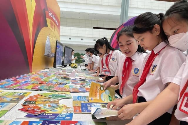 Học sinh toàn quốc sẽ được miễn phí sách giáo khoa từ năm học 2029 - 2030