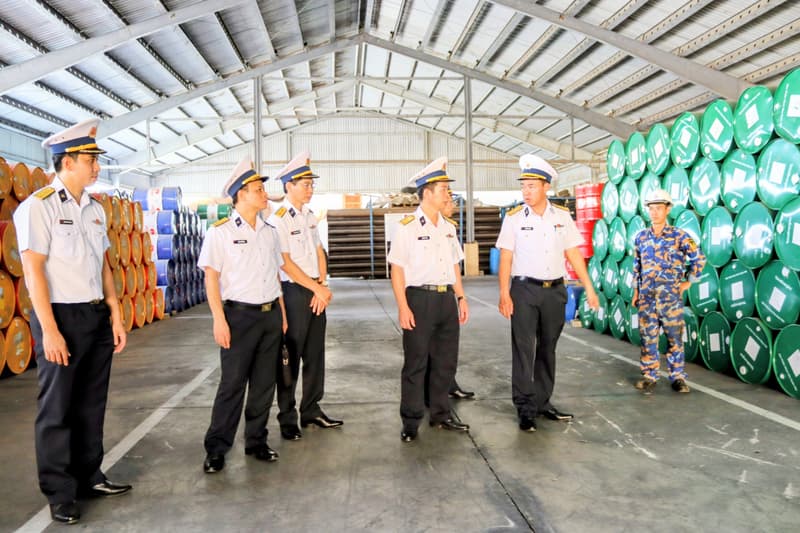 Đoàn công tác Cục Hậu cần - Kỹ thuật Hải quân kiểm tra Kho 711