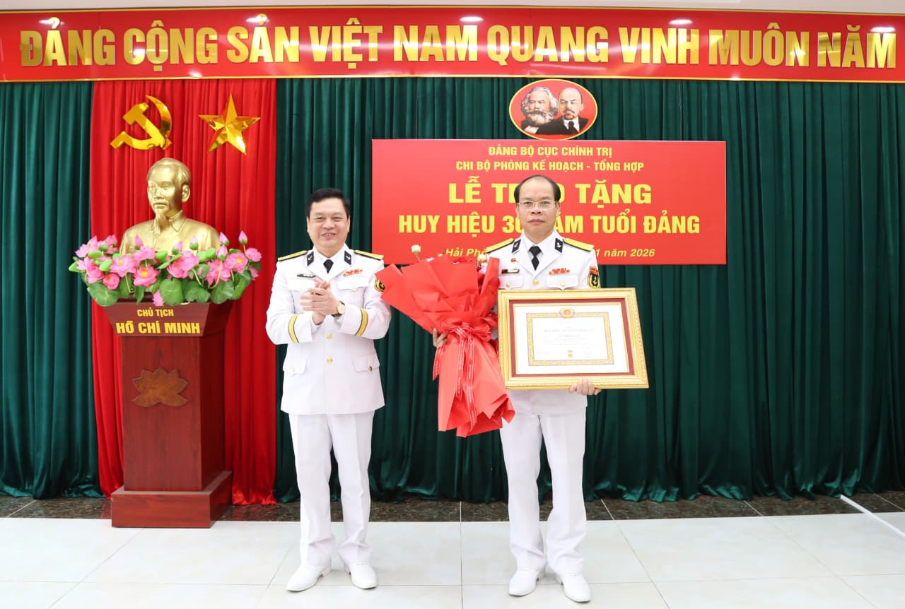 Chi bộ Phòng Kế hoạch-Tổng hợp (Cục Chính trị) trao tặng Huy hiệu 30 năm tuổi Đảng