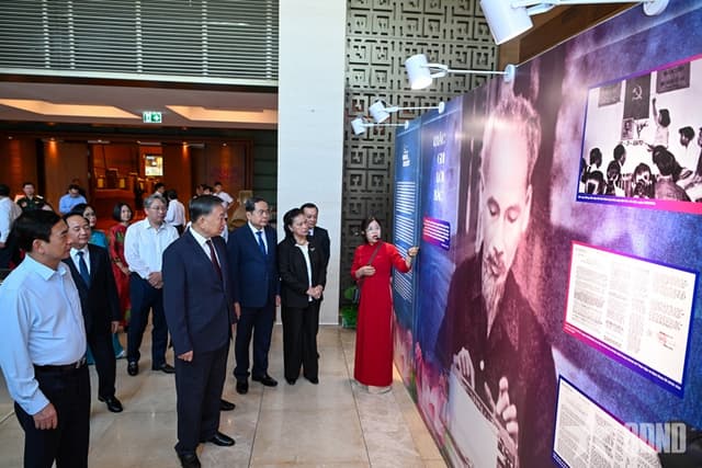 Tổng Bí thư, Chủ tịch nước Tô Lâm cùng lãnh đạo Đảng, Nhà nước tham quan triển lãm “Những tấm gương bình dị mà cao quý”
