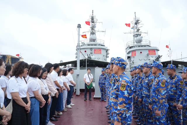 Đoàn công tác Ngân hàng TMCP Ngoại thương thăm Hải đội 4, Lữ đoàn 169