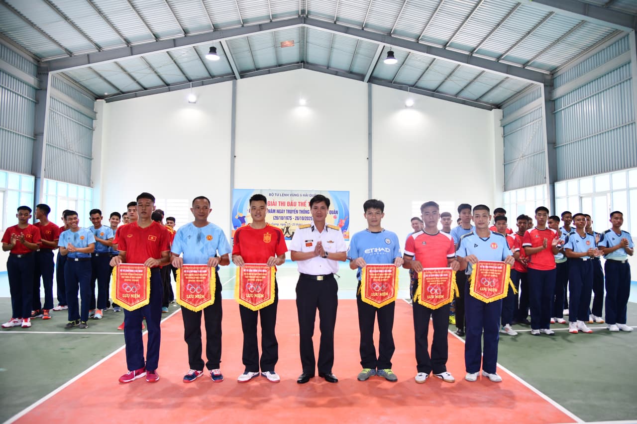 Sôi nổi giải thi đấu thể thao chào mừng kỷ niệm 50 năm Ngày truyền thống Vùng 5 Hải quân