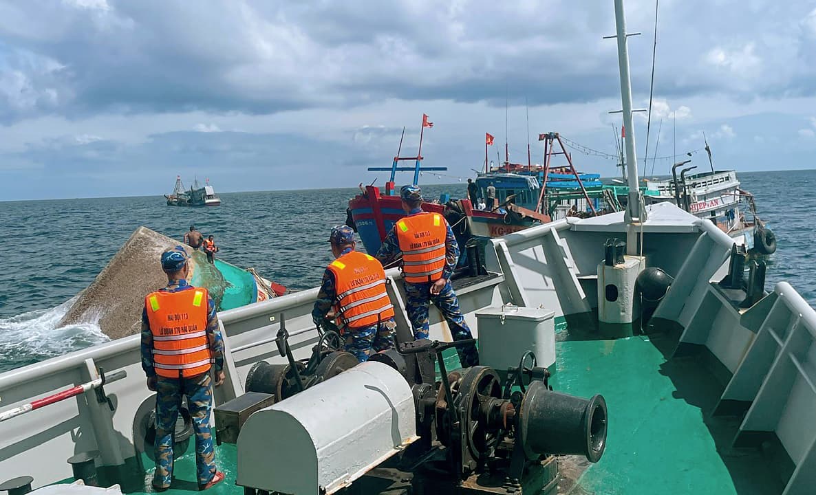 Tàu 797 phối hợp cứu thành công 10 ngư dân gặp nạn trên biển