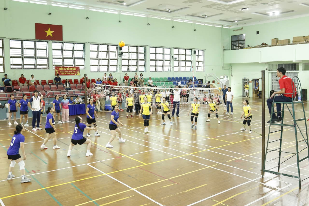 Giải bóng chuyền hơi nữ chào mừng Ngày thành lập Binh đoàn 20