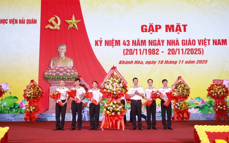 Học viện Hải quân gặp mặt kỷ niệm 43 năm Ngày Nhà giáo Việt Nam