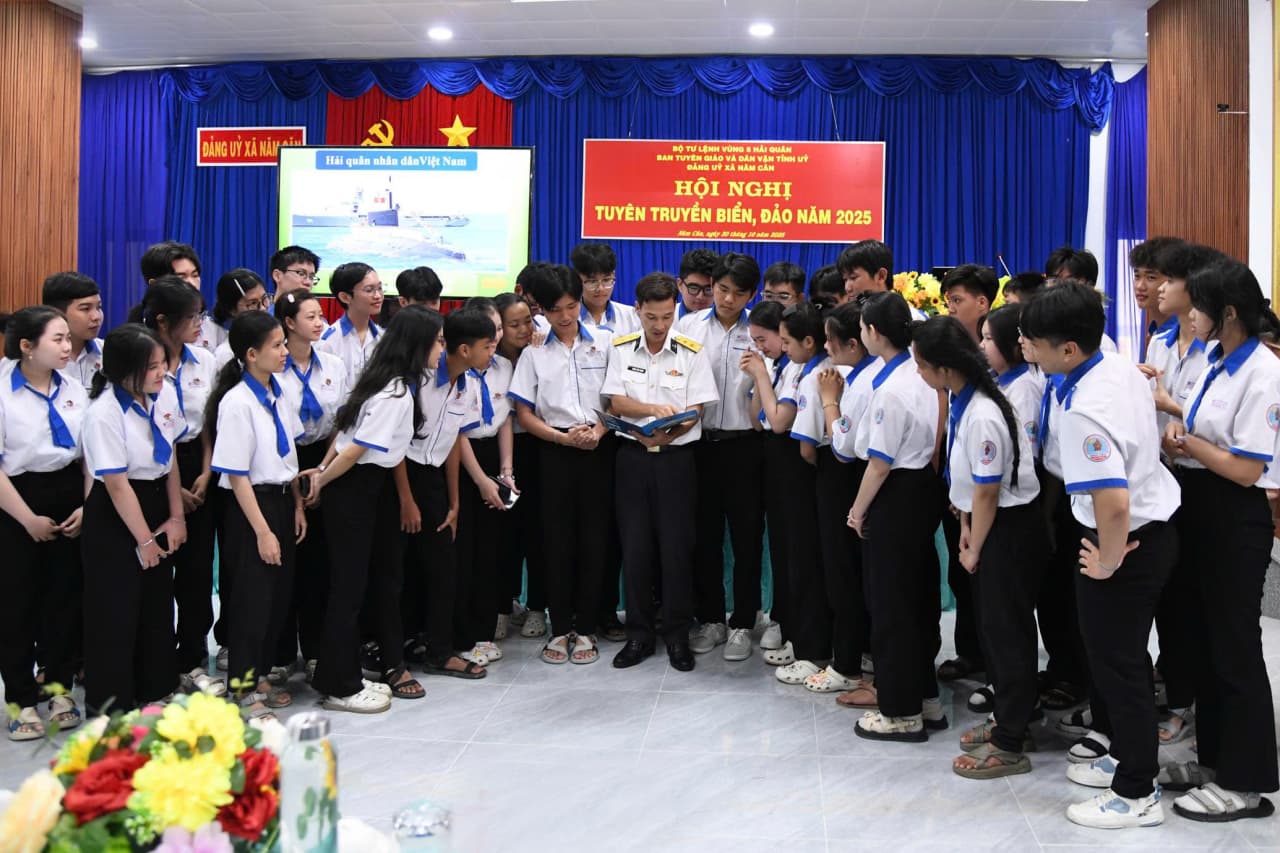 Hàng trăm người dân xã Năm Căn và Tân Ân nghe tuyên truyền về biển đảo