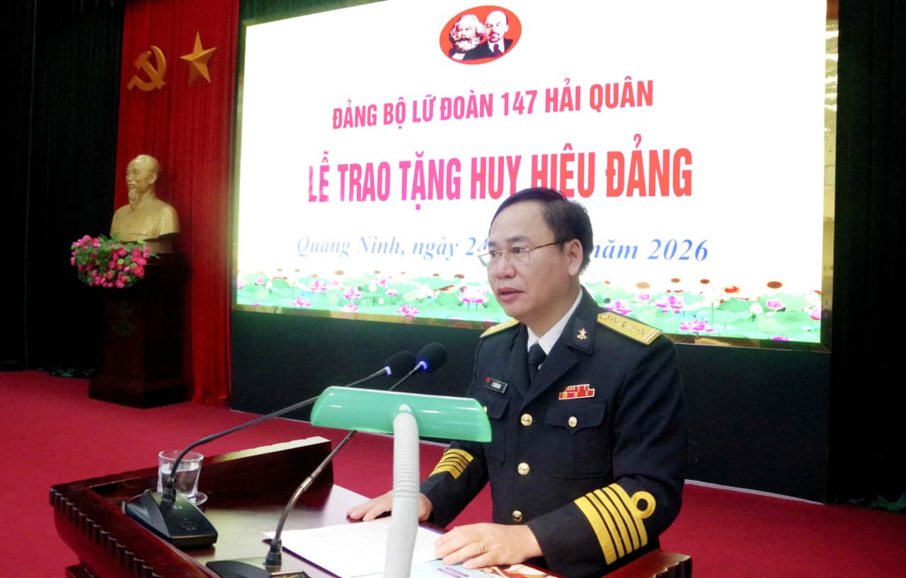 Lữ đoàn 147 trao tặng Huy hiệu 30 năm tuổi Đảng