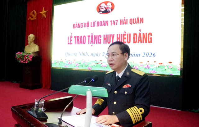 Lữ đoàn 147 trao tặng Huy hiệu 30 năm tuổi Đảng