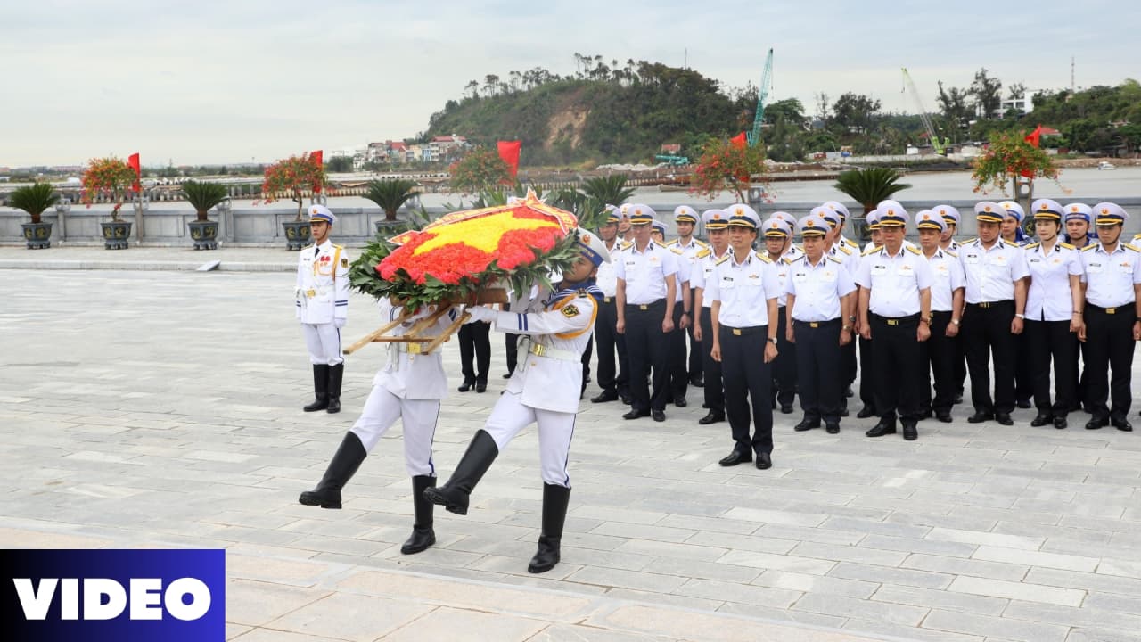 Đoàn đại biểu Quân chủng Hải quân dâng hương tưởng niệm các Anh hùng liệt sĩ tại Bến K15