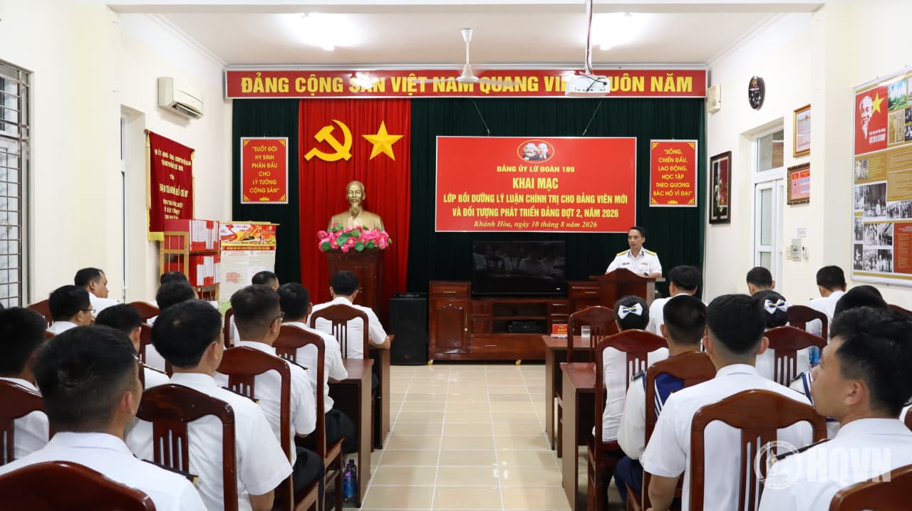 Lữ đoàn 189 bồi dưỡng lý luận chính trị cho đảng viên mới  và đối tượng phát triển Đảng