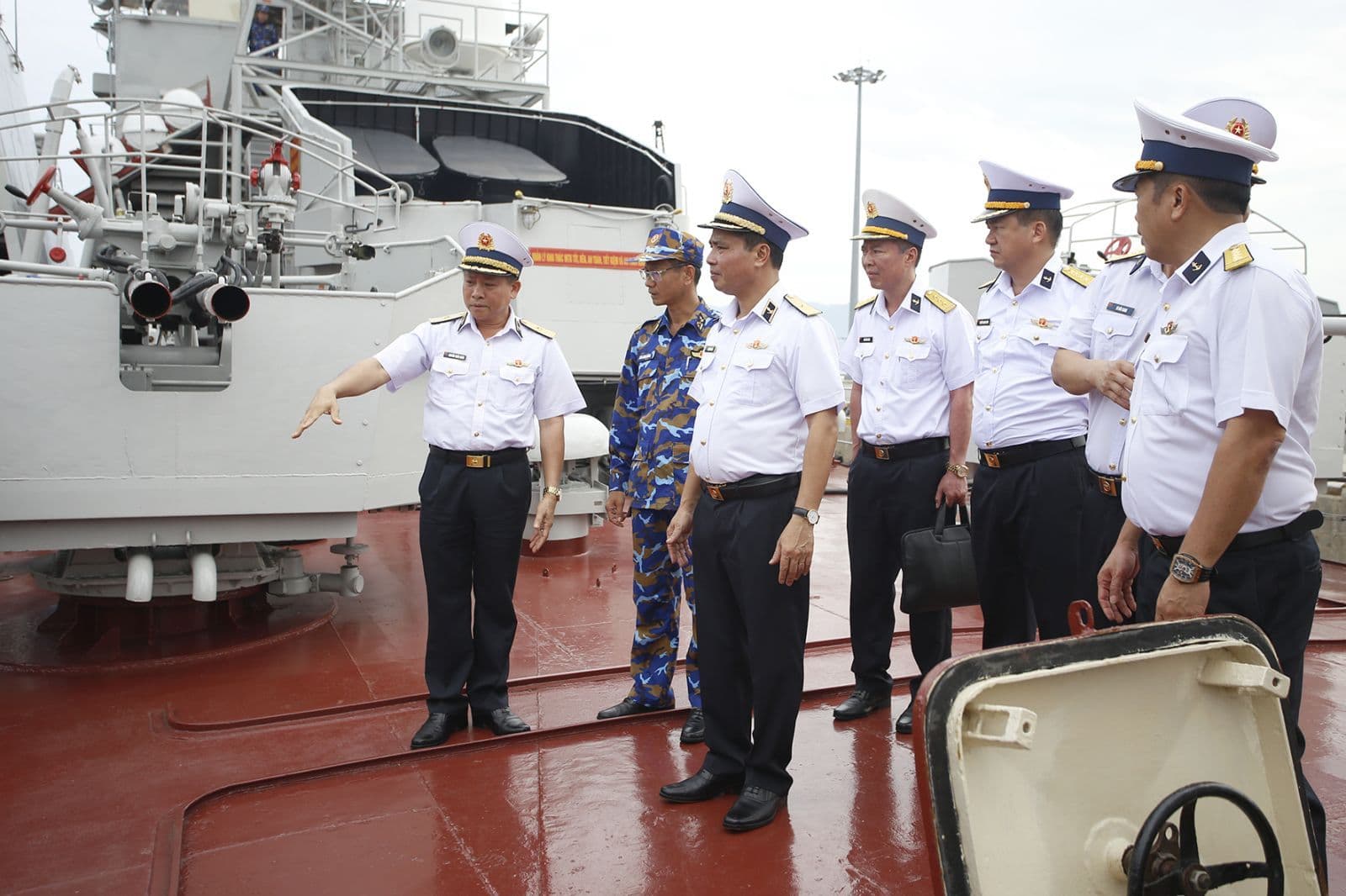 Phó Tư lệnh, Tham mưu trưởng Hải quân kiểm tra, động viên lực lượng tham gia diễu binh trên biển