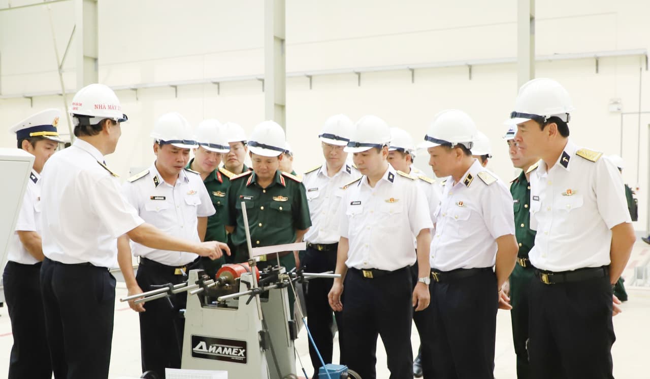 Chuẩn Đô đốc Nguyễn Văn Bách thăm, kiểm tra Nhà máy X52