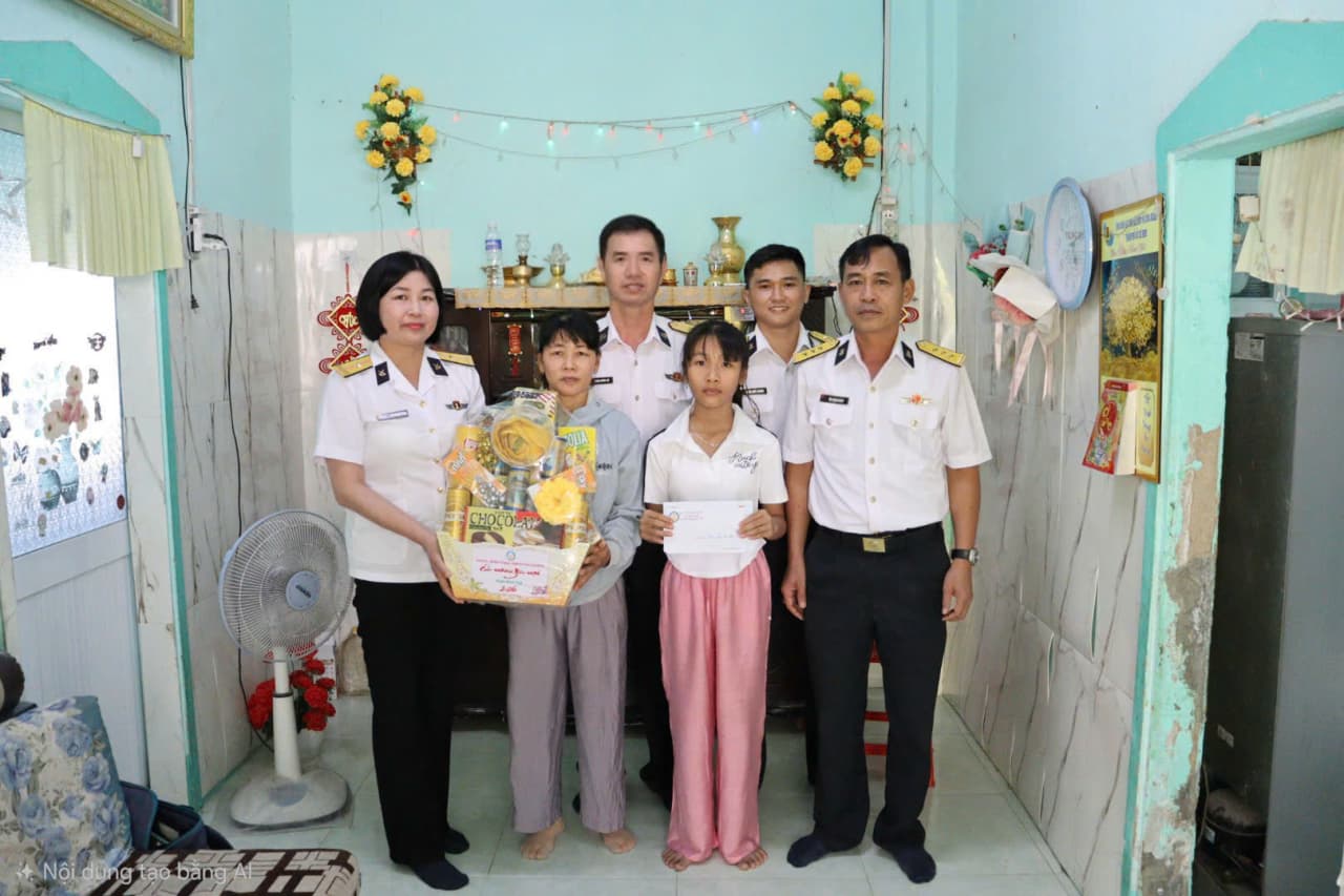 Lữ đoàn 101 tặng quà con ngư dân