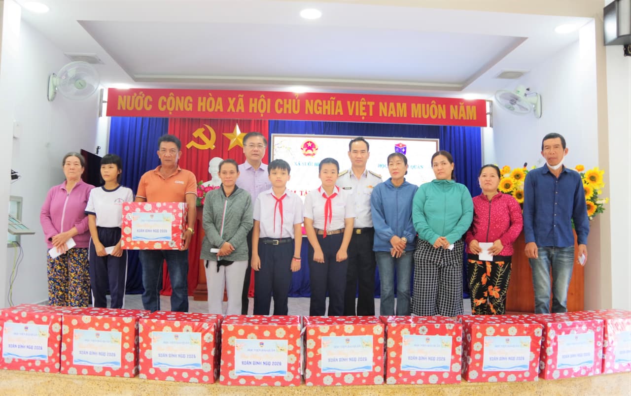 Học viện Hải quân thăm, tặng quà gia đình chính sách và các hộ dân bị ảnh hưởng thiên tai