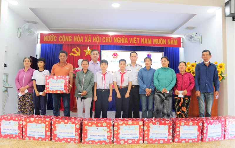 Học viện Hải quân thăm, tặng quà gia đình chính sách và các hộ dân bị ảnh hưởng thiên tai