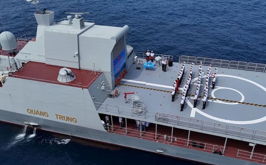 Khoảnh khắc Tàu 016-Quang Trung băng qua xích đạo