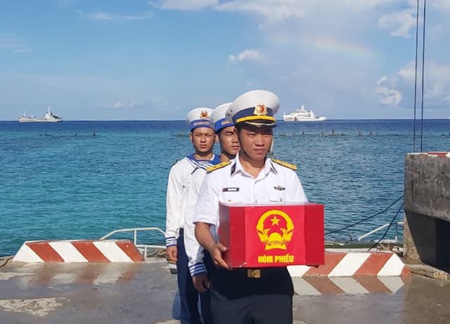 NHỚ NGÀY HỘI DÂN CHỦ Ở TRƯỜNG SA