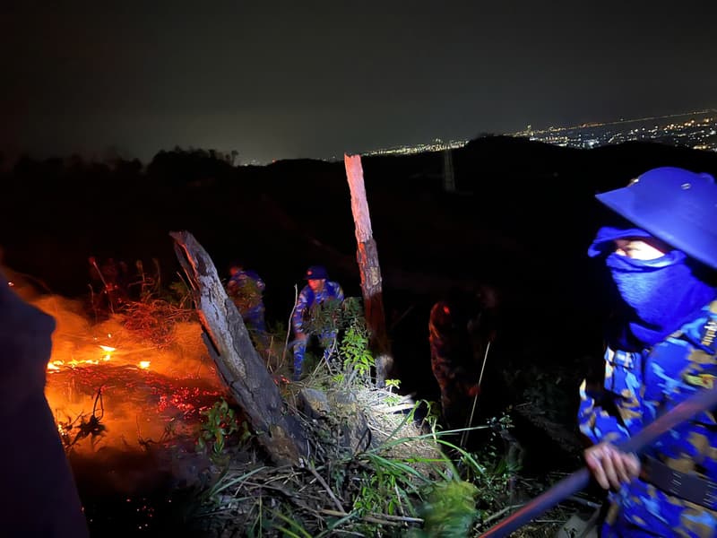 Lữ đoàn 147: Tham gia chữa cháy rừng tại phường Tuần Châu, tỉnh Quảng Ninh