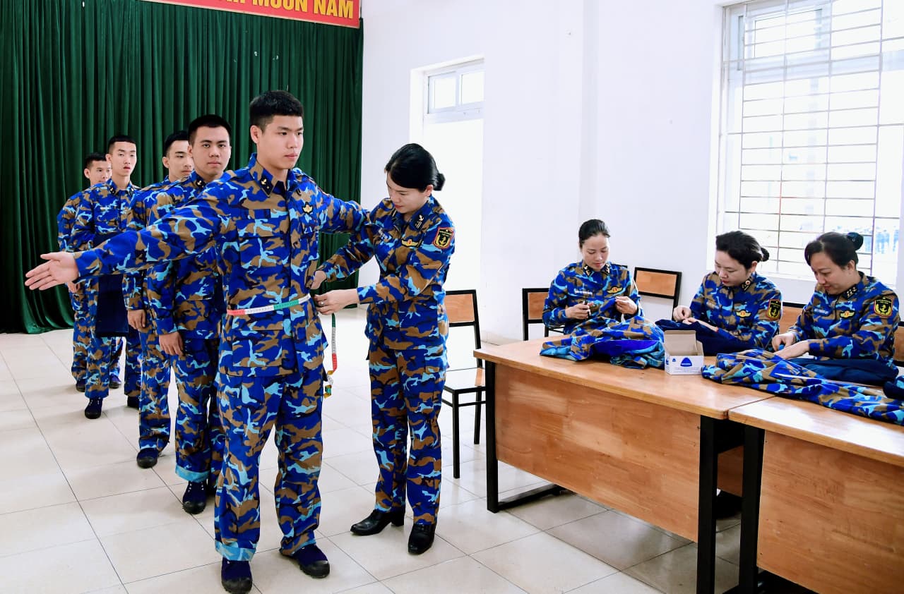 “Khâu áo chiến sĩ” – Phụ nữ Vùng 1 Hải quân đồng hành cùng chiến sĩ mới