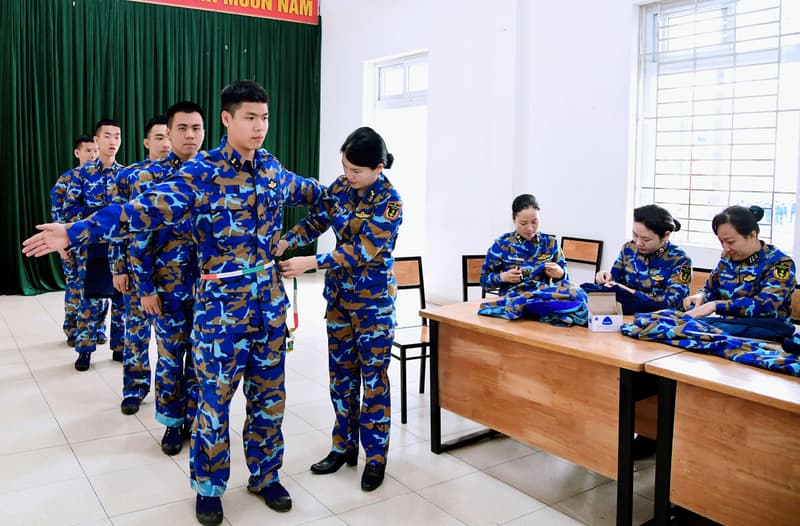 “Khâu áo chiến sĩ” – Phụ nữ Vùng 1 Hải quân đồng hành cùng chiến sĩ mới