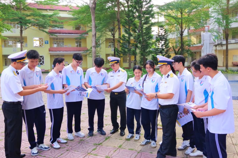 Học viện Hải quân tư vấn tuyển sinh cho hơn 2.000 học sinh tại Cà Mau