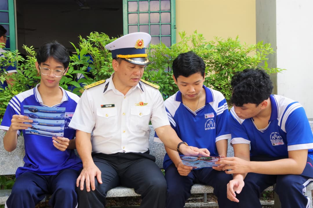 Học viện Hải quân tuyên truyền hướng nghiệp tại An Giang