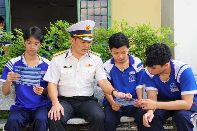 Học viện Hải quân tuyên truyền hướng nghiệp tại An Giang