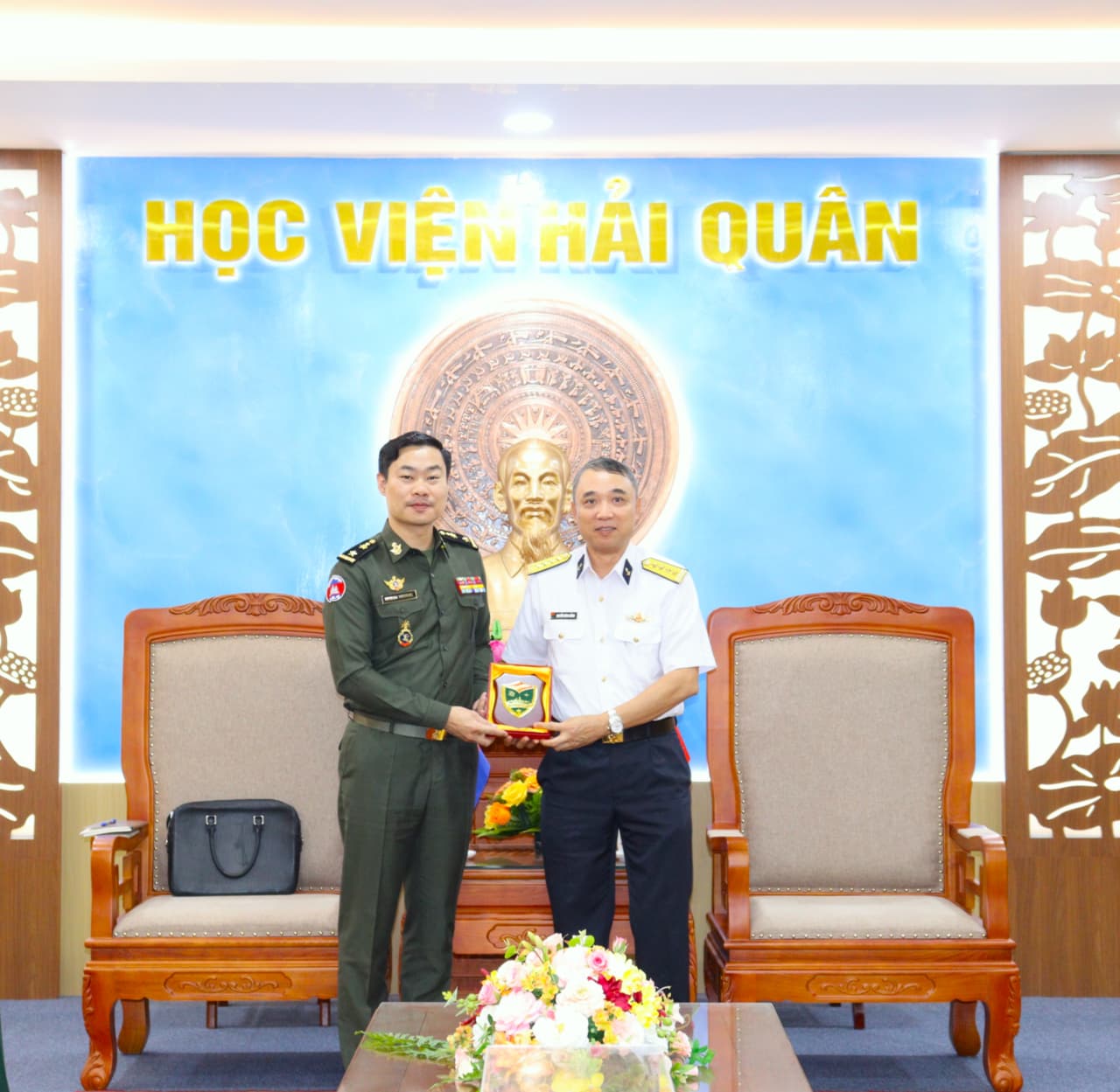 Đoàn Tùy viên quân sự Campuchia thăm Học viện Hải quân