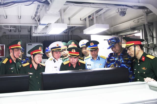 Đoàn cán bộ, giảng viên, học viên Học viện Quốc phòng nghiên cứu thực tế tại Vùng 4 Hải quân