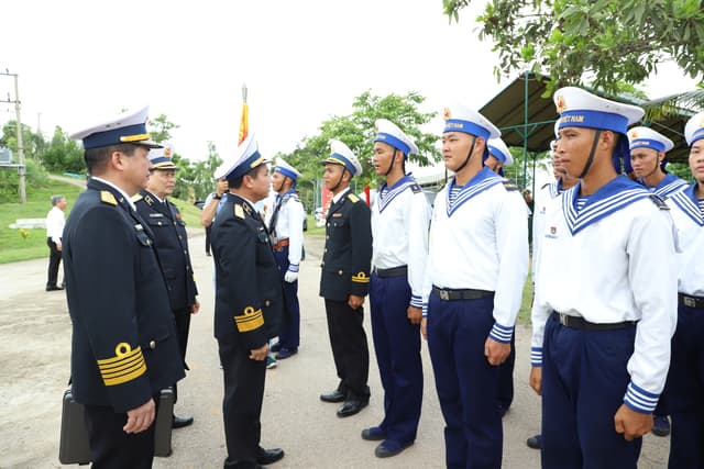 Chuẩn Đô đốc Nguyễn Văn Bách dự Lễ tuyên thệ chiến sĩ mới tại Lữ đoàn 147
