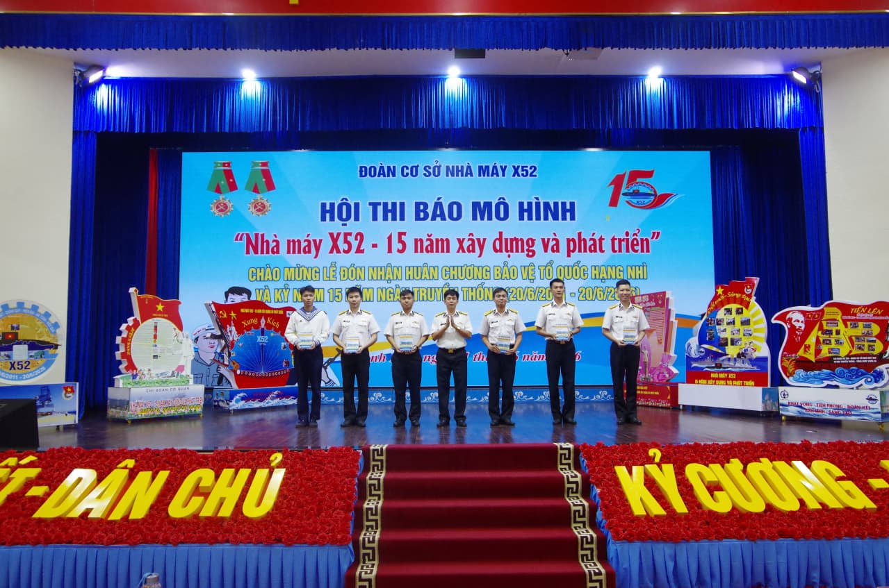 Đoàn cơ sở Nhà máy X52 thi báo mô hình nhân dịp kỷ niệm ngày truyền thống đơn vị
