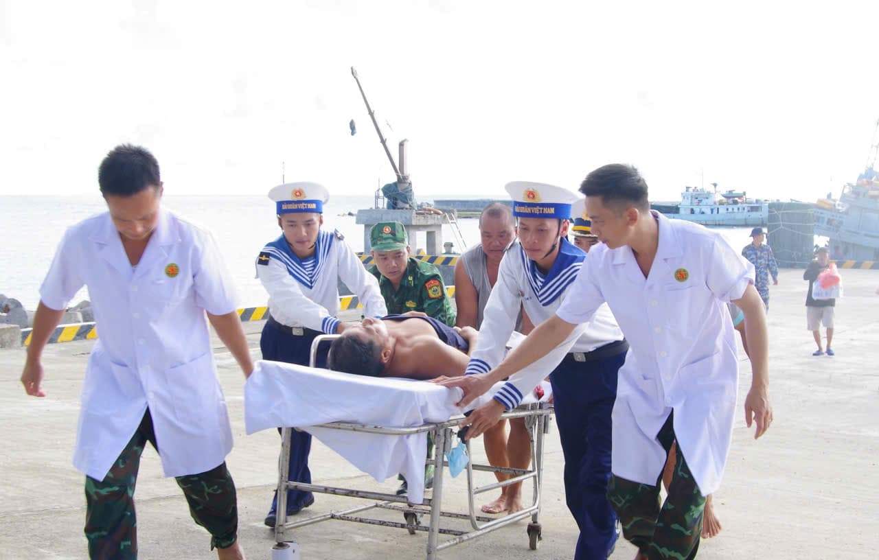 Đặc khu Trường Sa kịp thời cấp cứu ngư dân bị tai nạn trên biển
