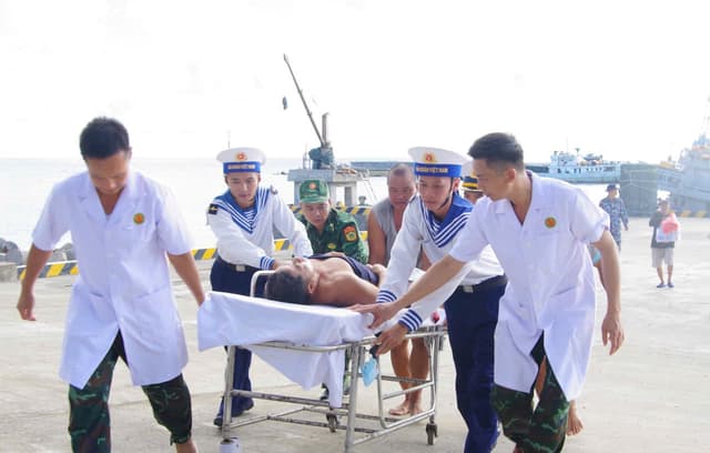 Đặc khu Trường Sa kịp thời cấp cứu ngư dân bị tai nạn trên biển