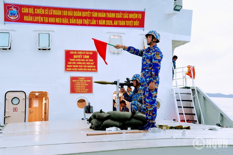 Vùng 1 Hải quân huấn luyện phòng thủ tại khu neo đậu và thực hành bắn đạn thật trên biển
